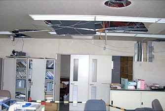 本社1階事務室の被災状況写真