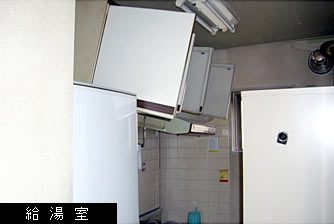 本社1階給湯室の被災状況写真