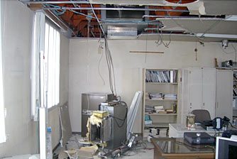 本社2階事務室の被災状況写真